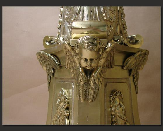Il delicato <strong>restauro del candeliere</strong>